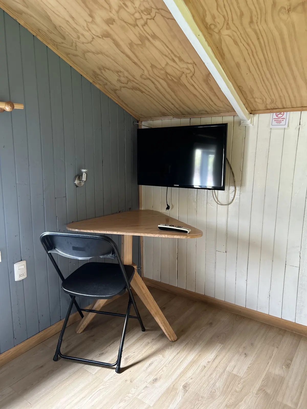 Cabaña Arrayán — escritorio y TV
