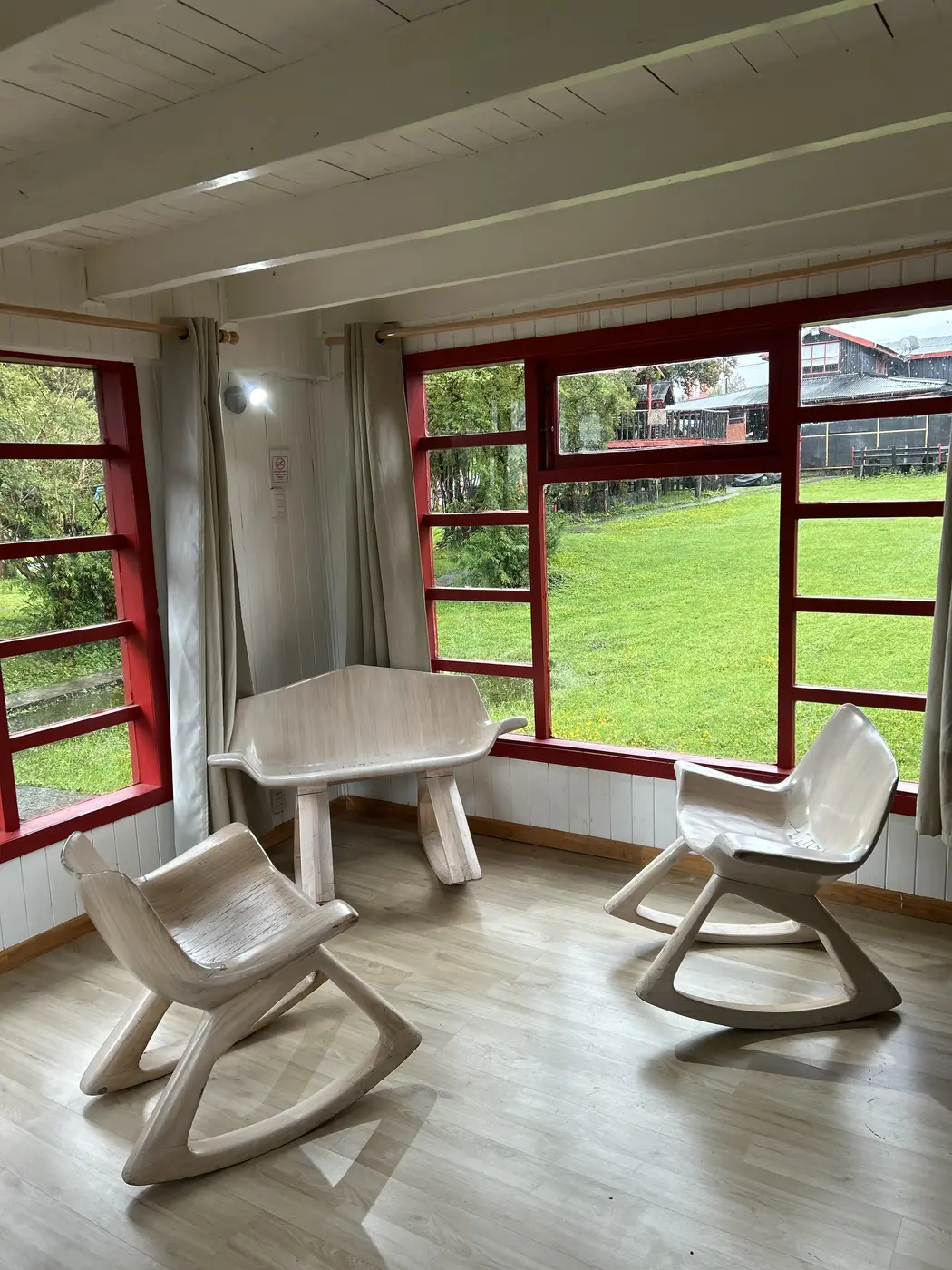Living Cabaña Avellano — ventanales al jardín