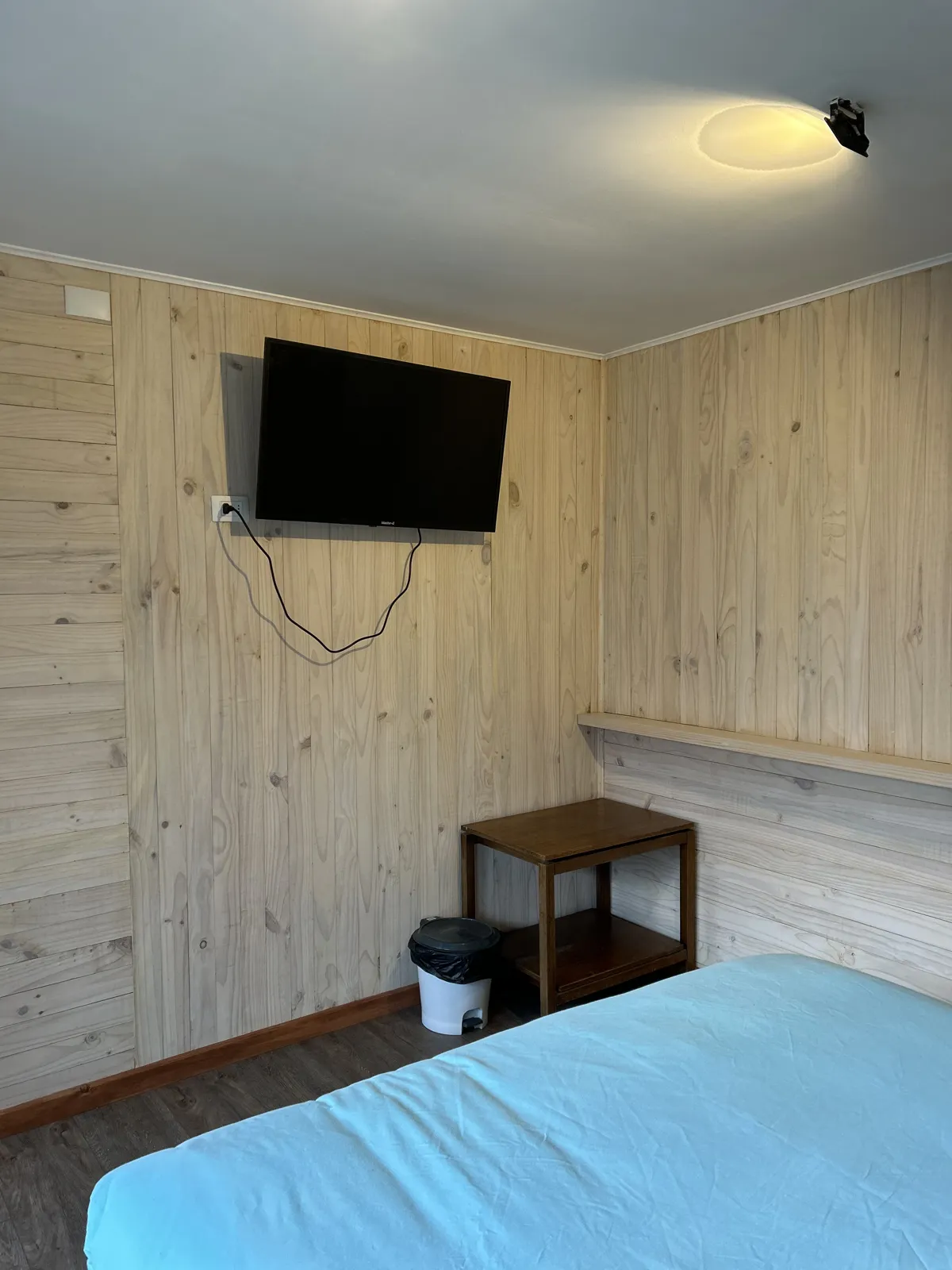 Hostal Quelen — habitación con TV