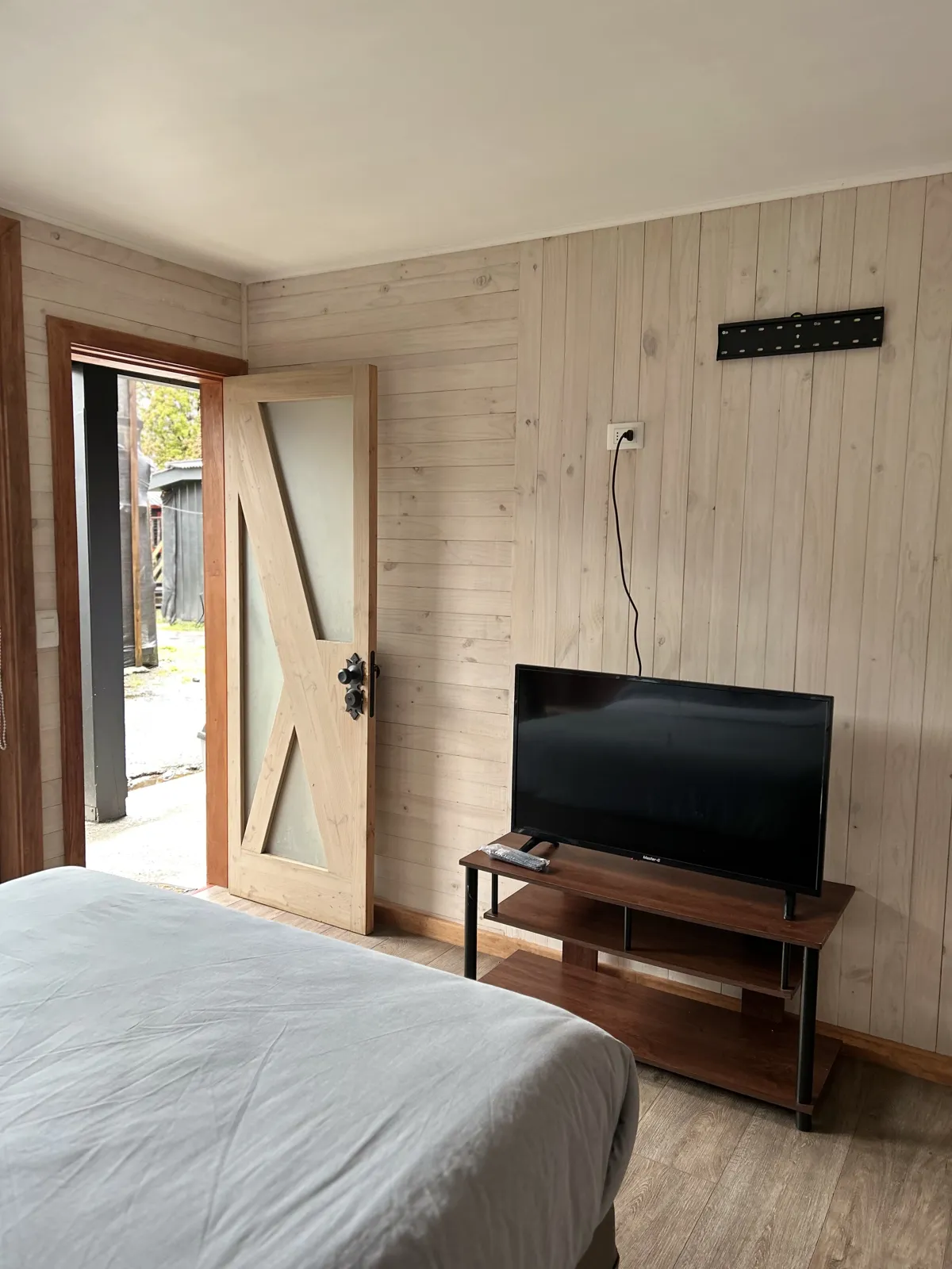 Hostal Quelen — habitación con TV