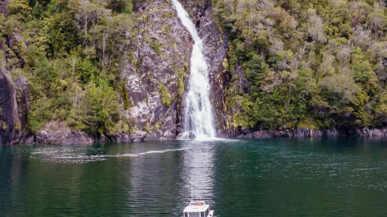 Termas de Llancahue, cascada y lancha en el fiordo de Hornopirén