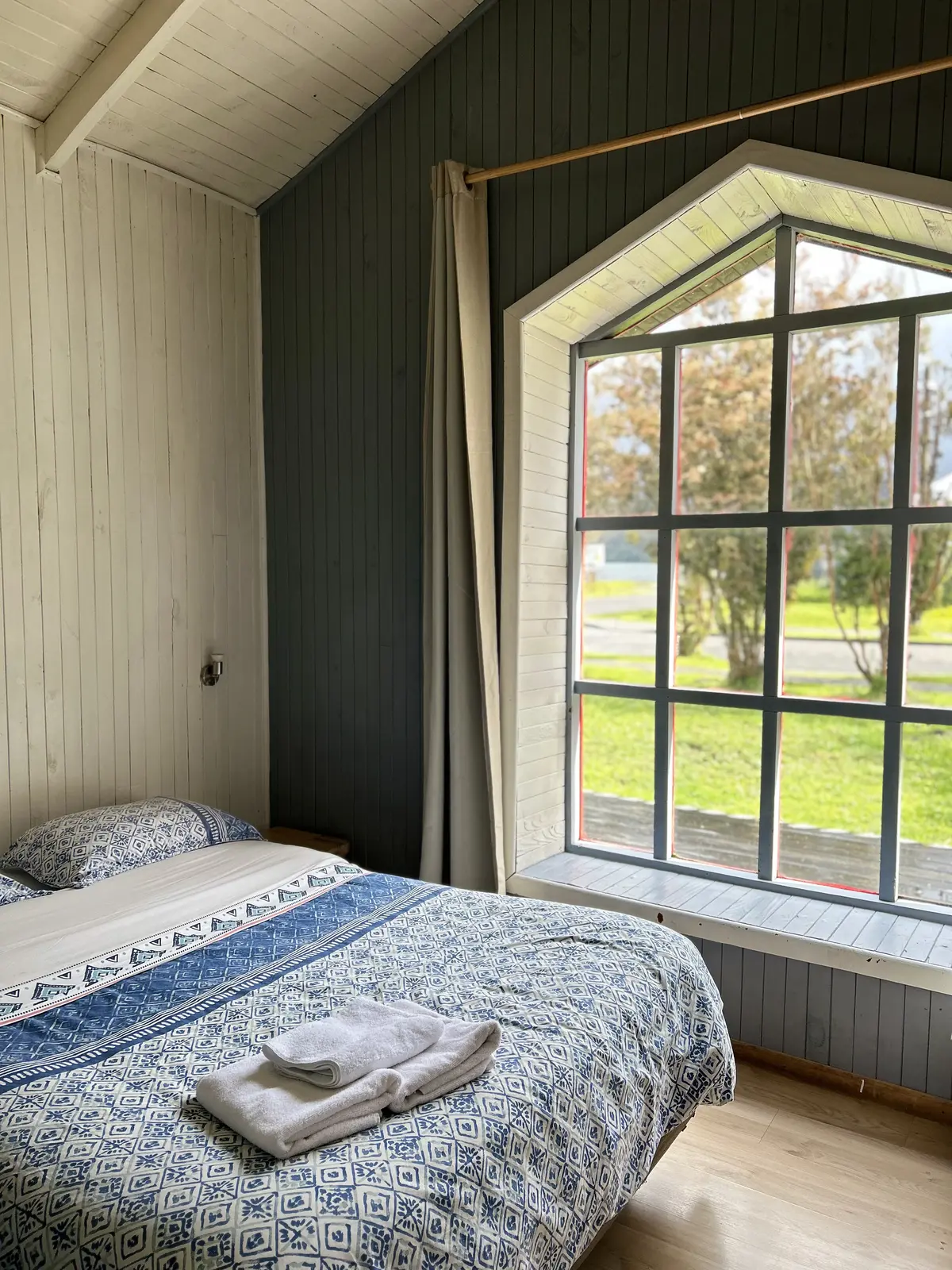 Cabaña Mañío — dormitorio con ventanal