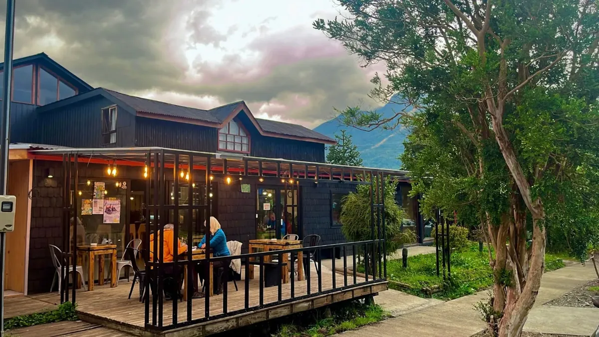Restaurante Quelen — terraza exterior con vista a las montañas