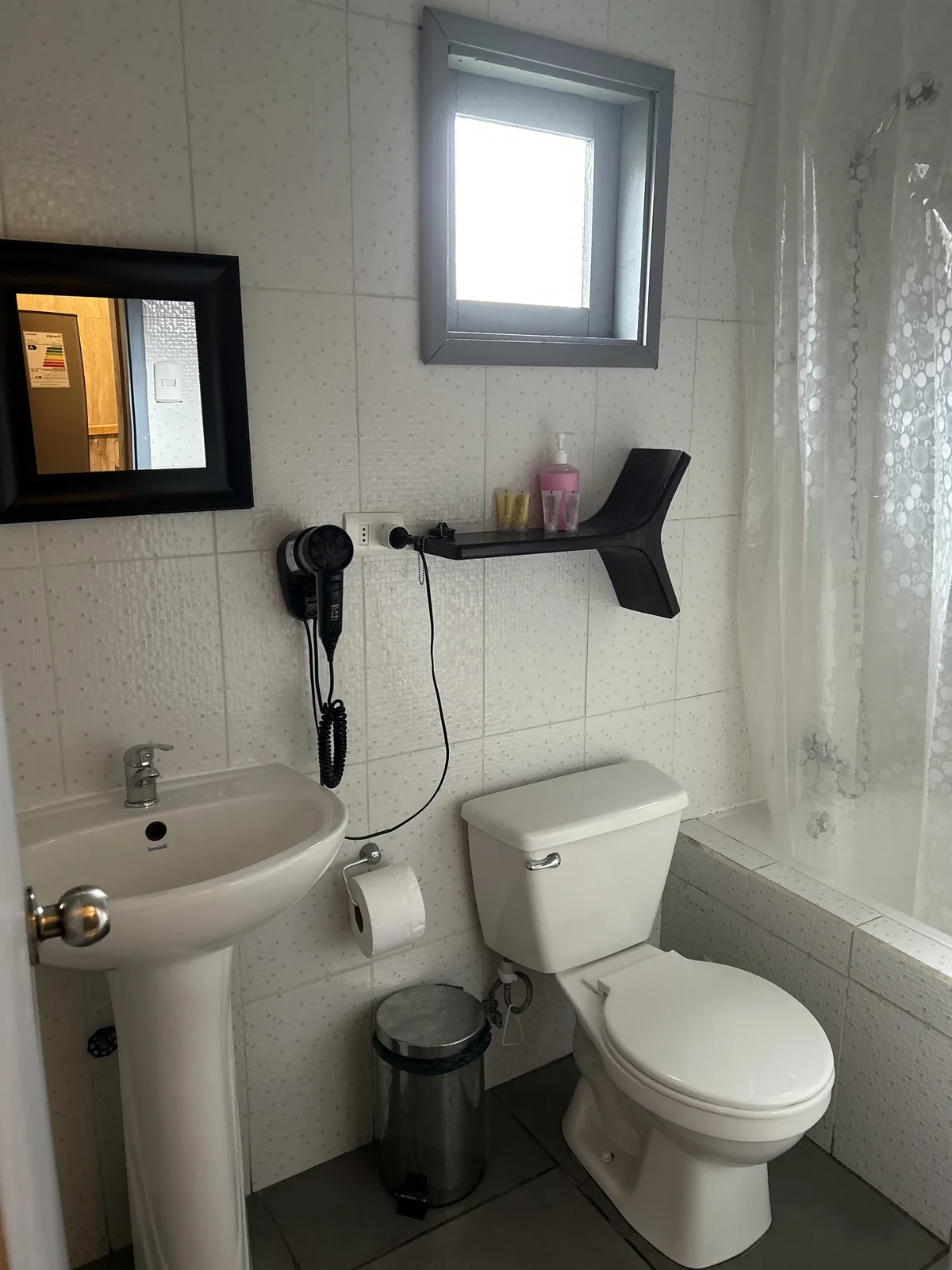 Baño privado de la Cabaña Ulmo — tina, lavamanos y ducha